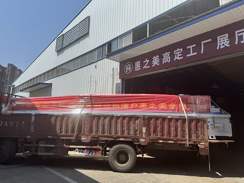 激光封边机入厂2.JPG